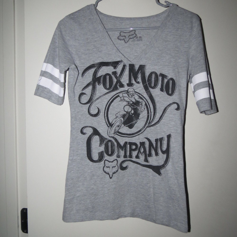 Fox women's v-neck tee